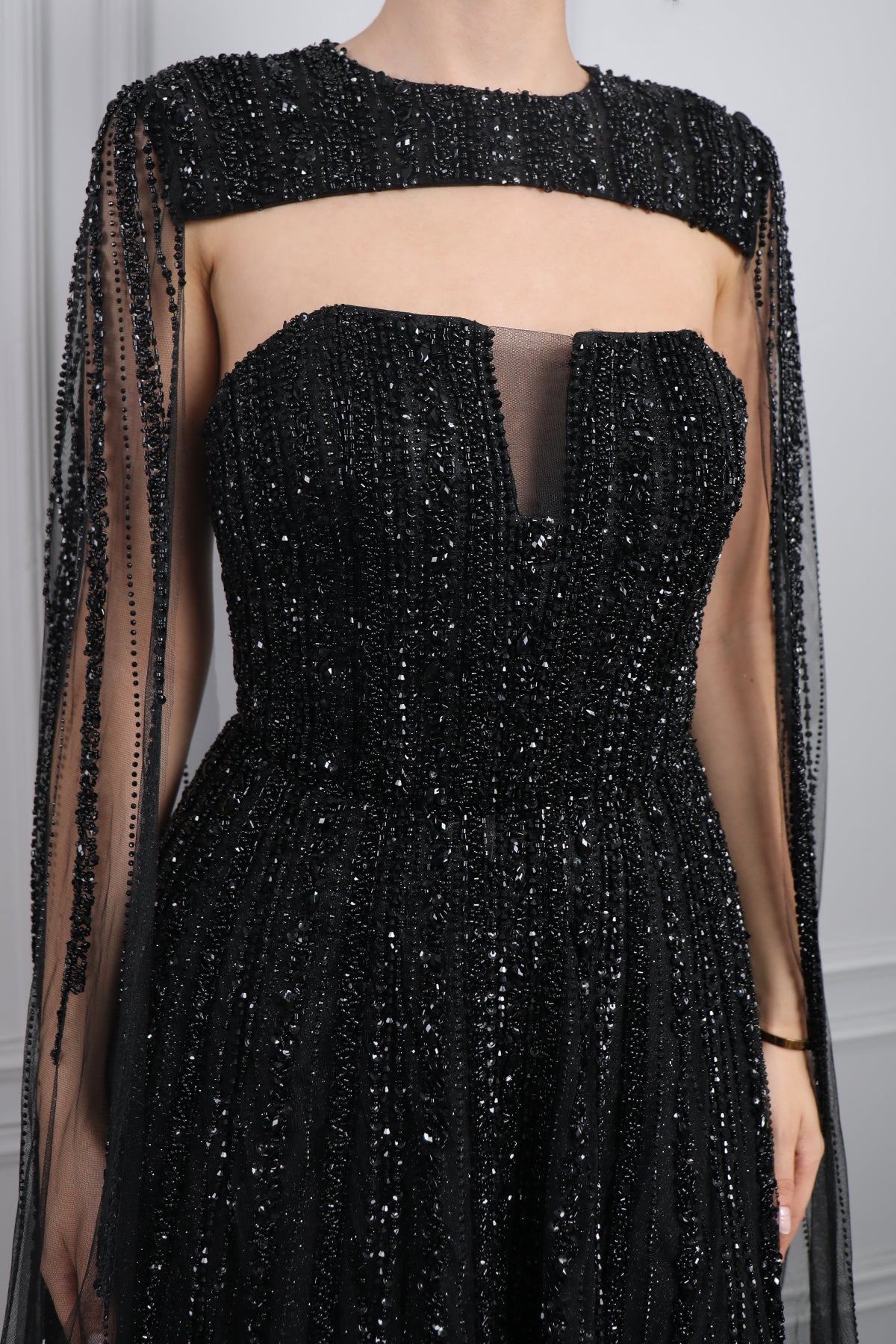 فستان سهرة سترابلس مطرز بالكريستالات مع تفصيل كاب عالكتف من &quot;المجموعة الخاصة&quot; - اسود