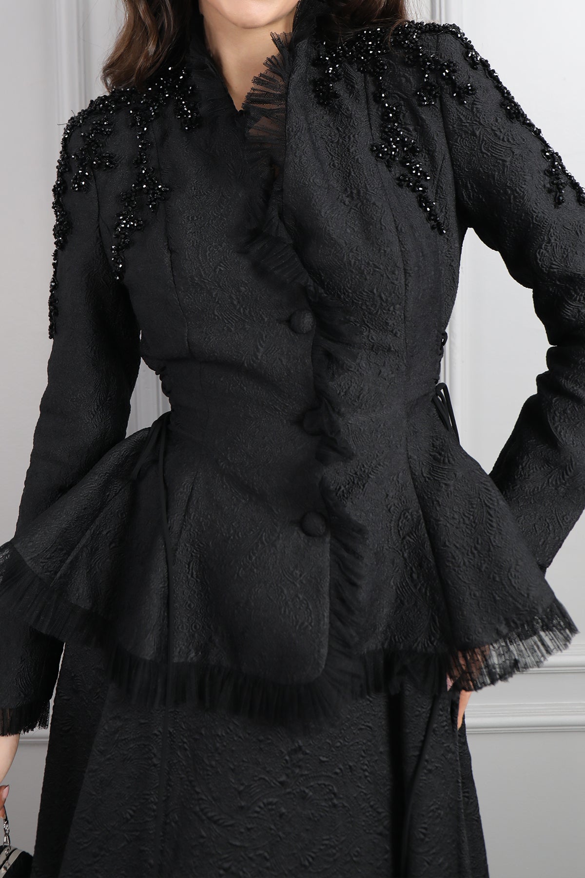 طقم تنورة وجاكست بتفاصيل كشكشة وتطريزات خرزية مع اكسسوار شنطة -اسود