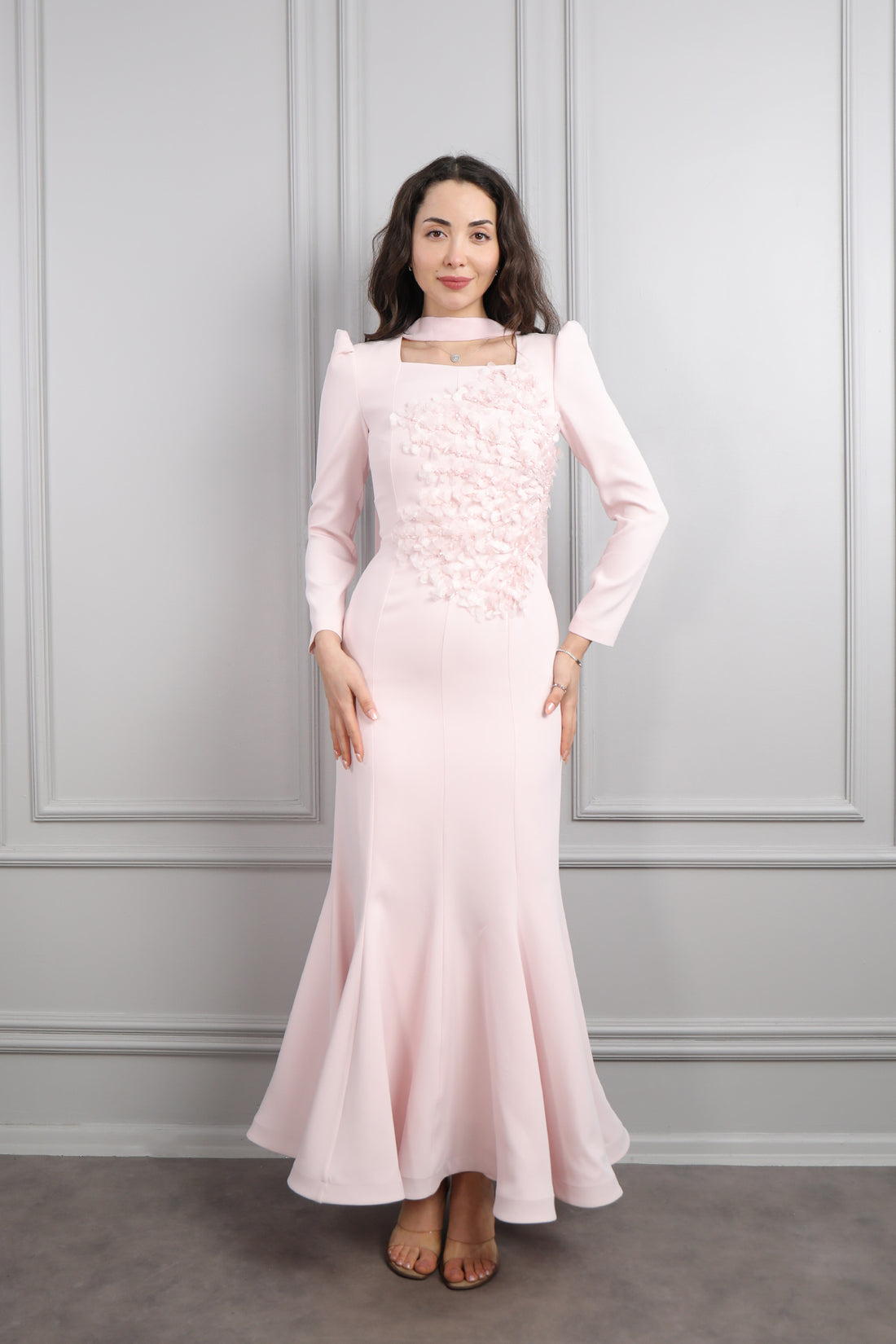 فستان بتصميم سمكي بياقة مربعة بتطريزات ورود مع شال -بمبي