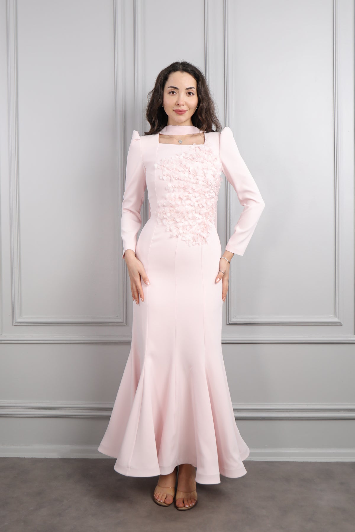 فستان بتصميم سمكي بياقة مربعة بتطريزات ورود مع شال -بمبي