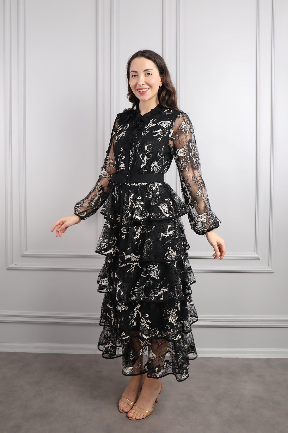 فستان مزخرف بتفاصيل كشكشة وزينة ورود عالياقة بحزام عالخصر مقاس كبير -اسود