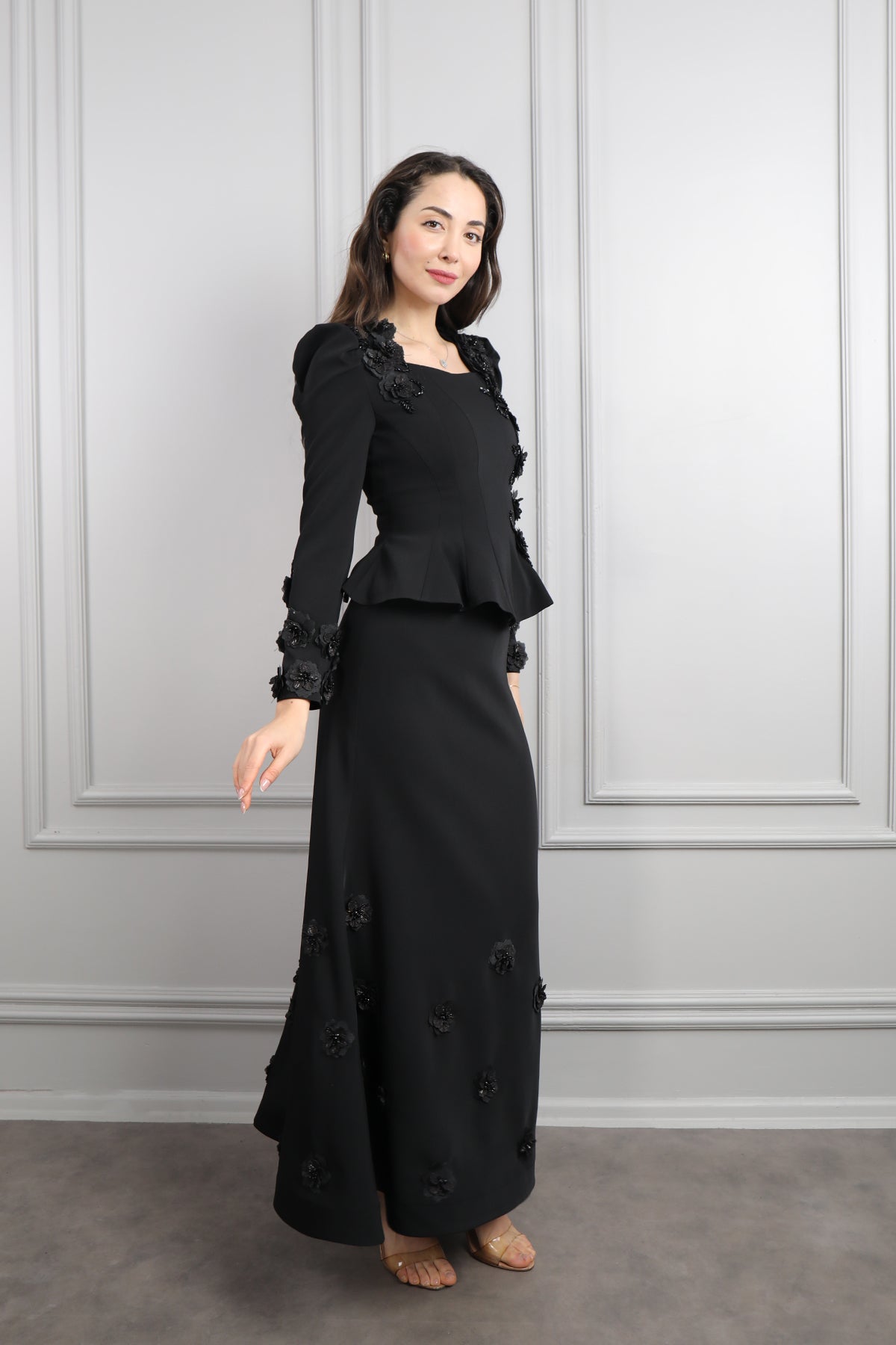 طقم تنورة وتوب رسمي انيق بياقة مربعة وتفاصيل ورود -اسود