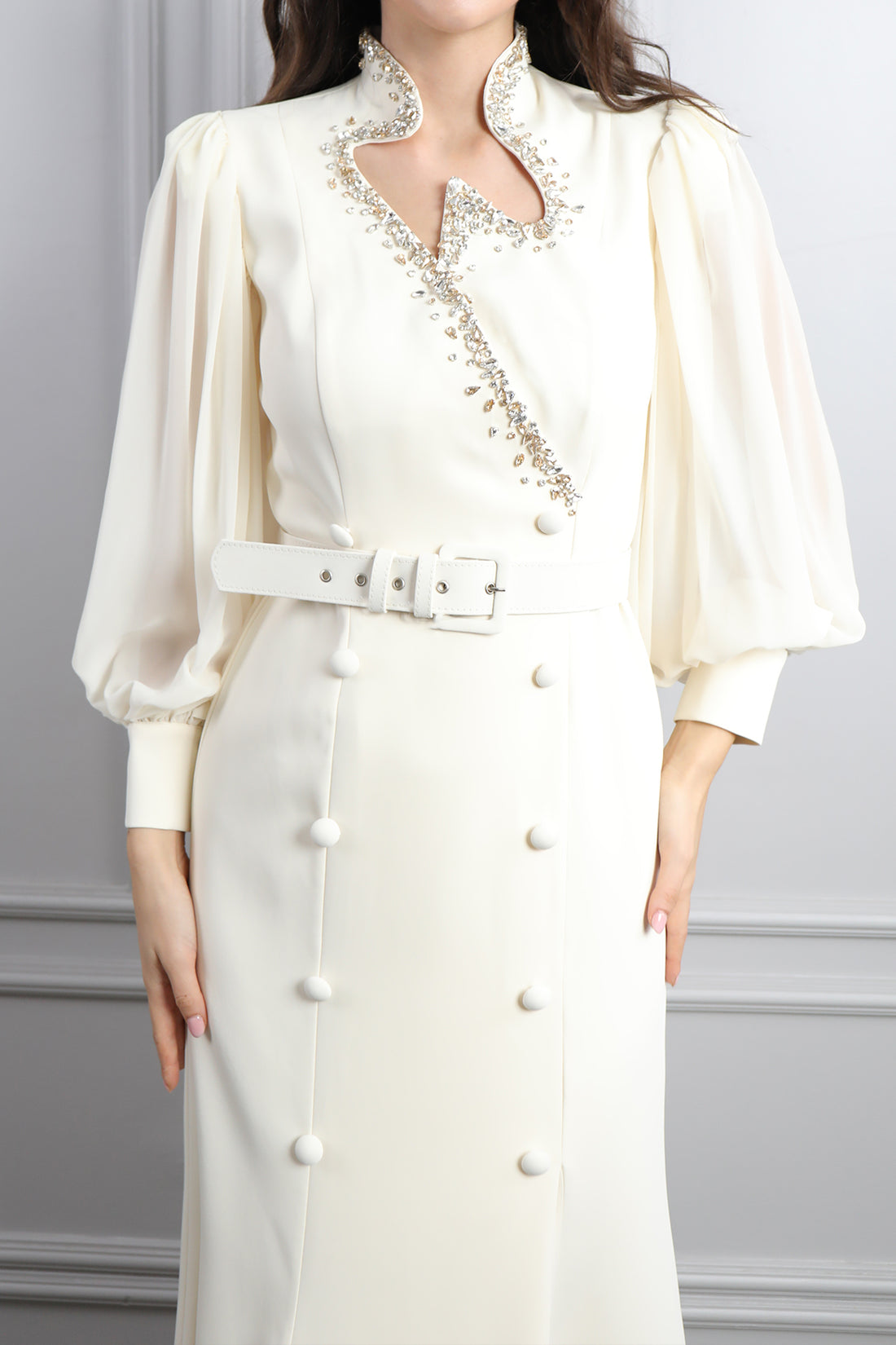 فستان بتفاصيل كريستالية واكمام واسعة وزينة ازرار -سكري