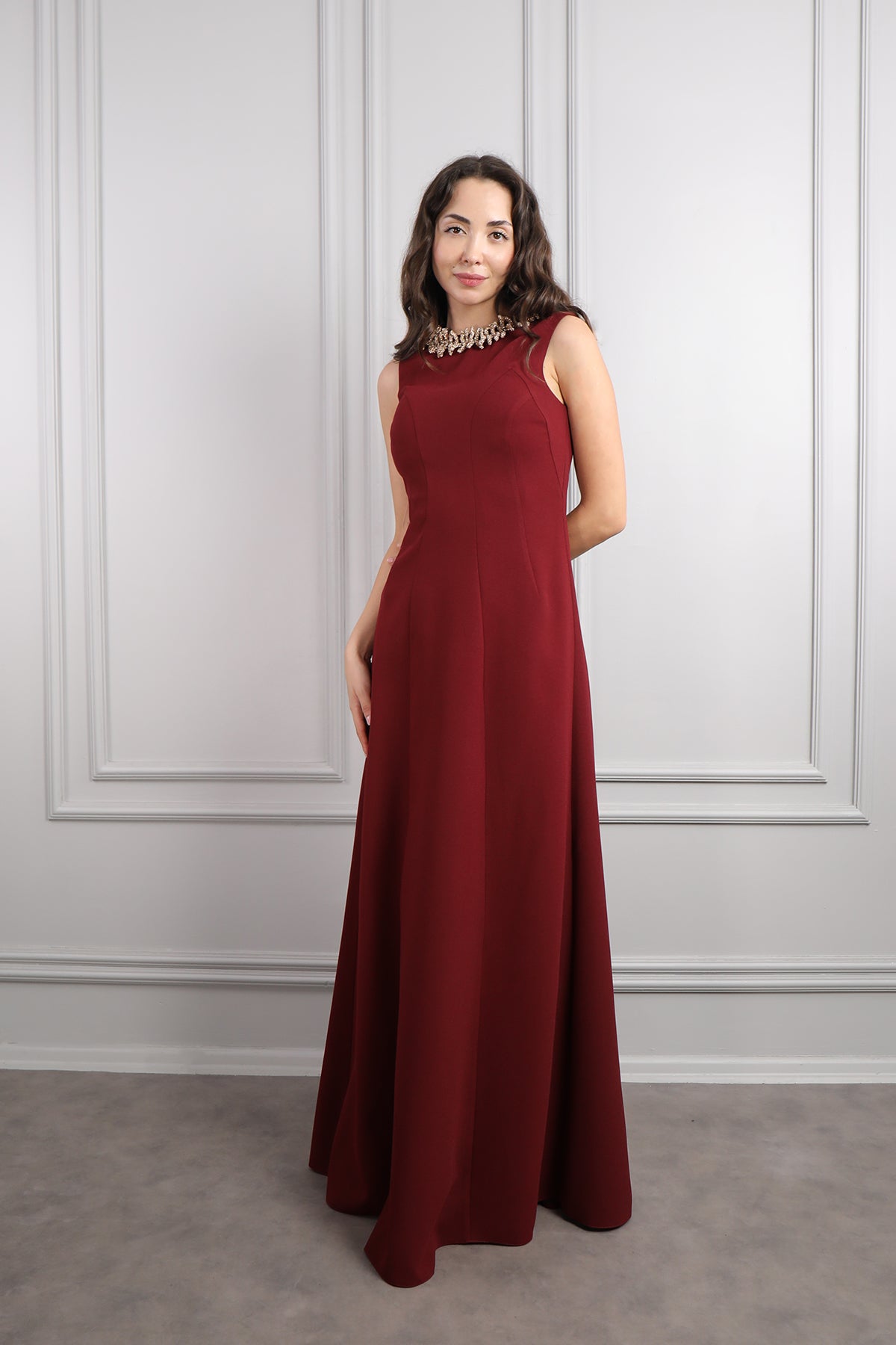 فستان سهرة بدون اكمام بكريستالات عالياقة مقاس كبير -عودي