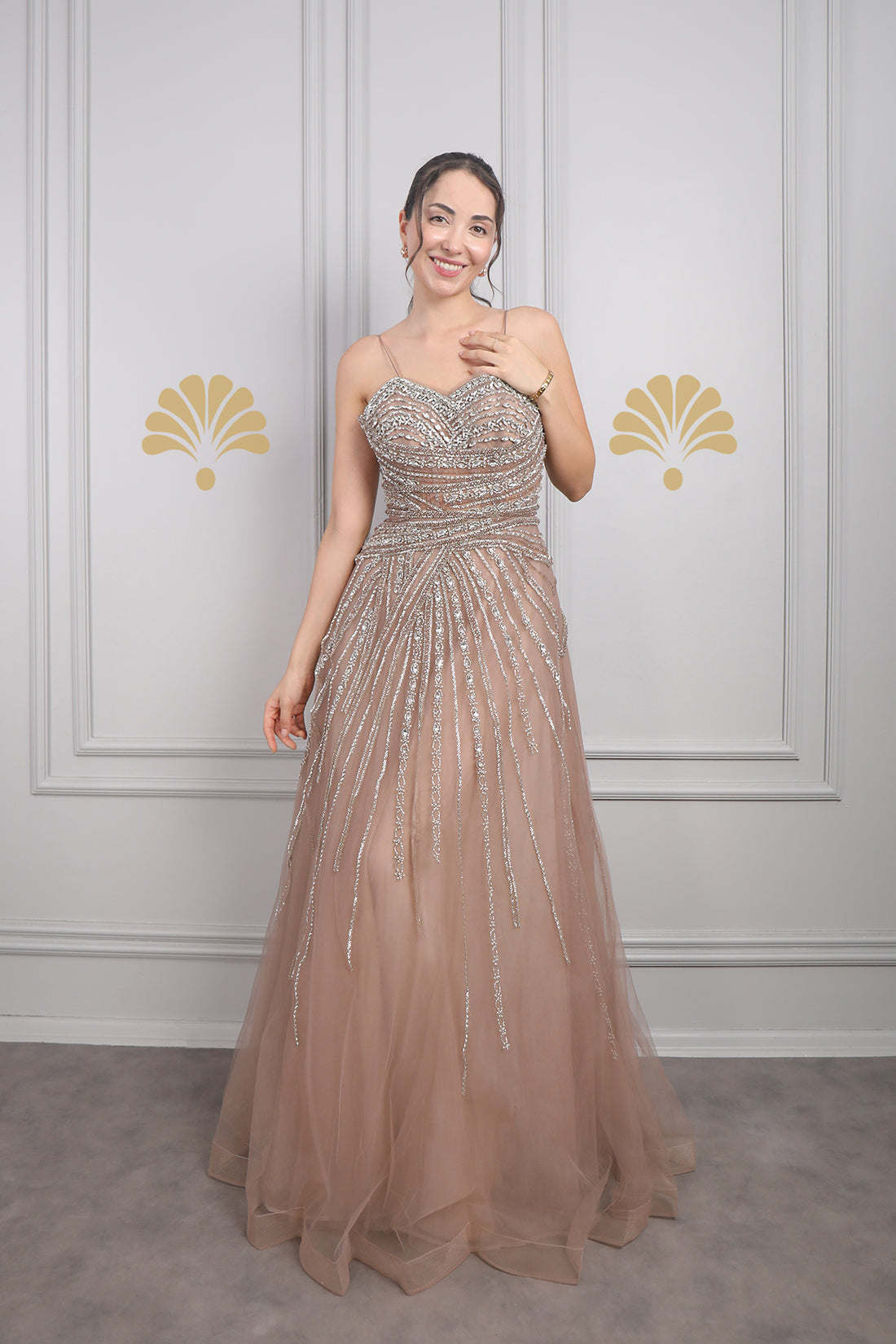 فستان سهرة تول بحمالات رفيعة مطرز بالكريستالات بالكامل من "المجموعة الخاصة" -بني