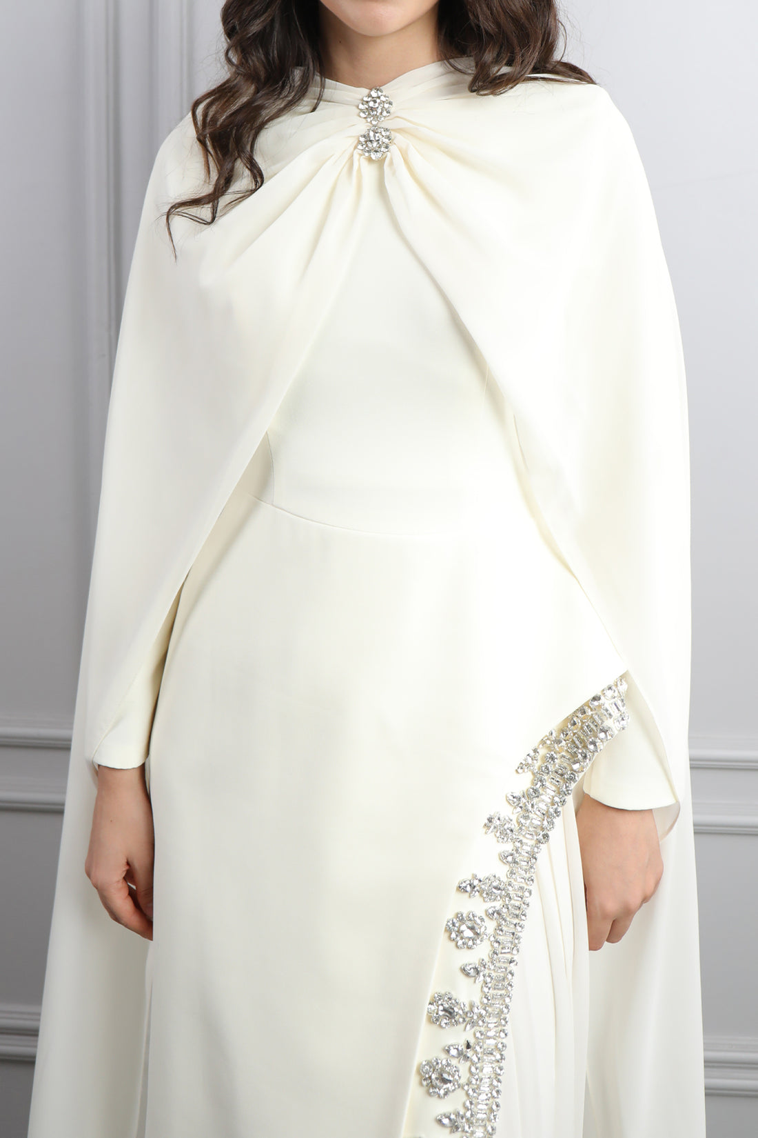 فستان سهرة ساتر بتطريزات كريستالية و وشاح -سكري