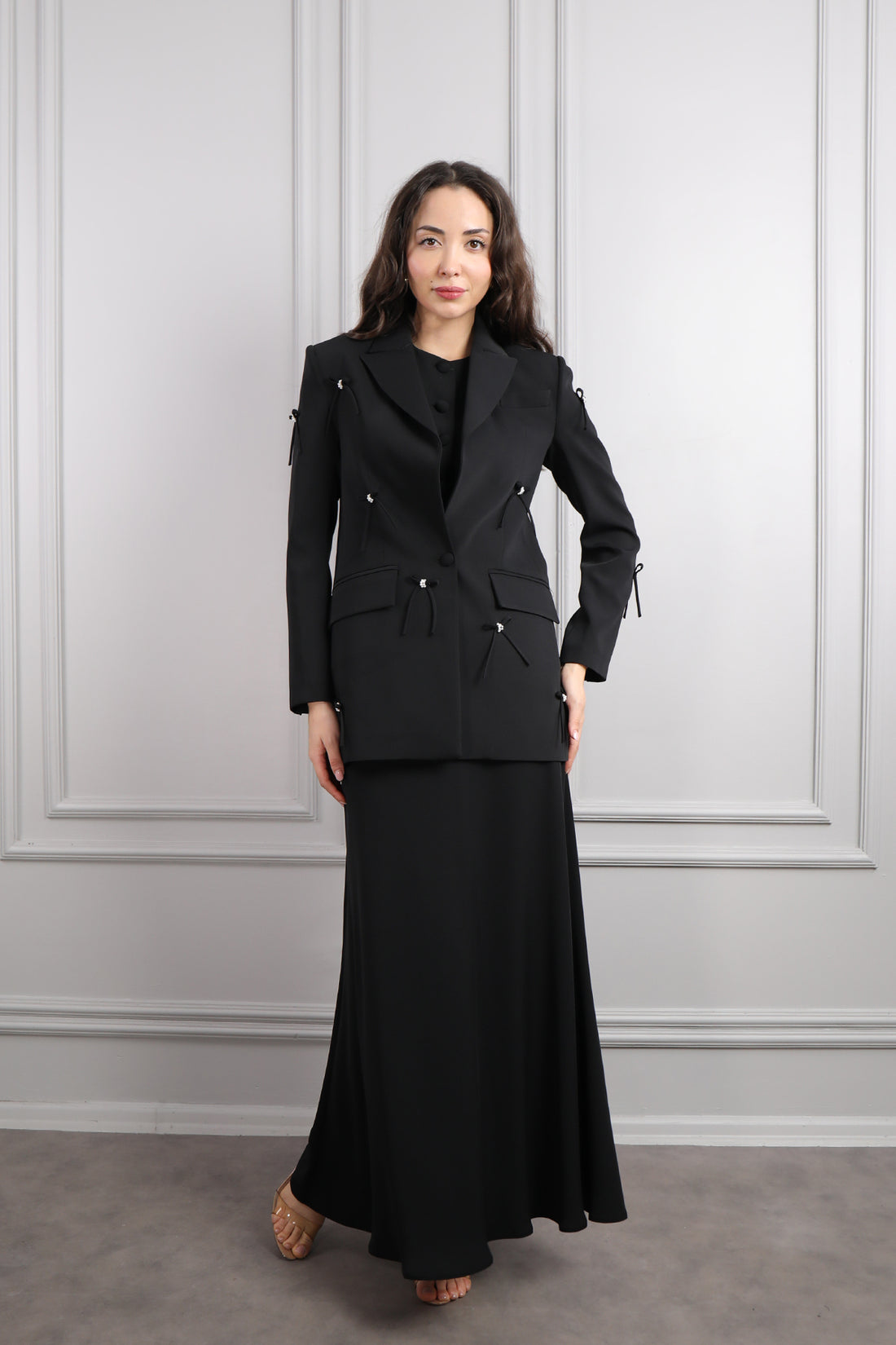 طقم تنورة وتوب وجاكيت بزينة فيونكات -اسود