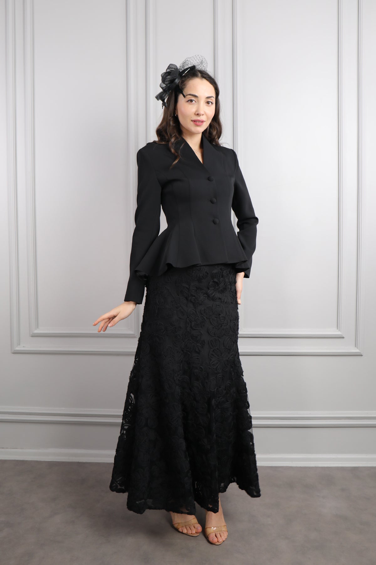 طقم تنورة مزين بالورود وجاكيت مع اكسسوار للشعر -اسود