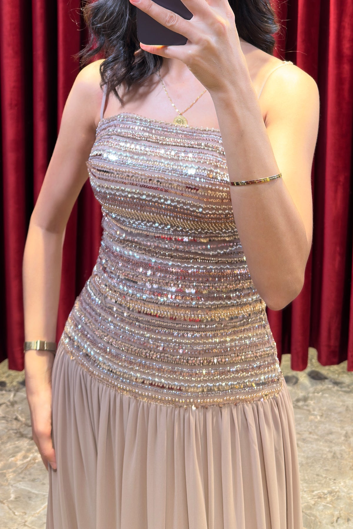 فستان سهرة شيفون مطرز بالكريستالات مع شال - نحاسي