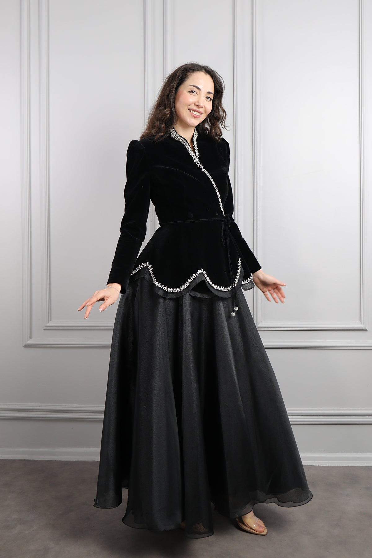 طقم تنورة وجاكيت مخملي مزين بالكريستالات -اسود