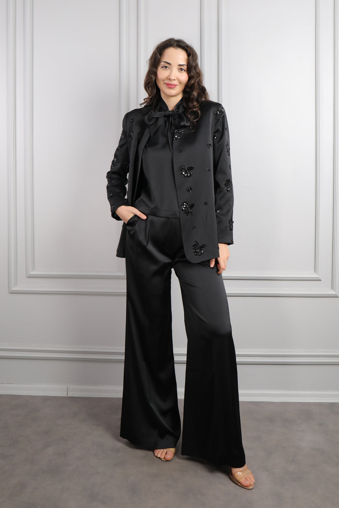 طقم ساتان ثلاثي بنطال وبلوزة بتطريزات خرزية -اسود