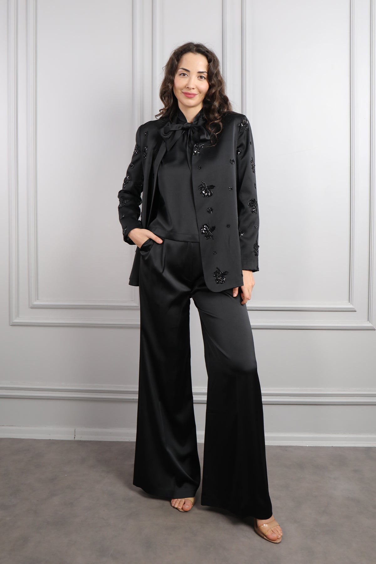 طقم ساتان ثلاثي بنطال وبلوزة بتطريزات خرزية -اسود