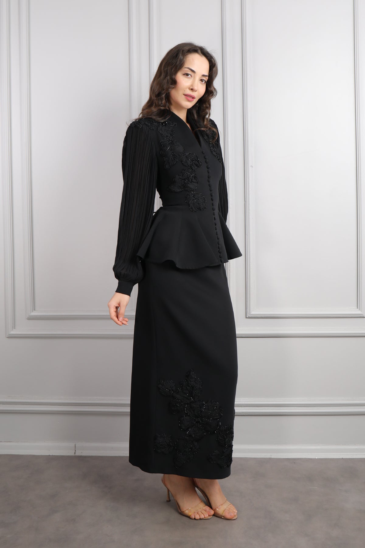 طقم تنورة مزين بتطريزات ورود وتفاصيل ازرار - اسود