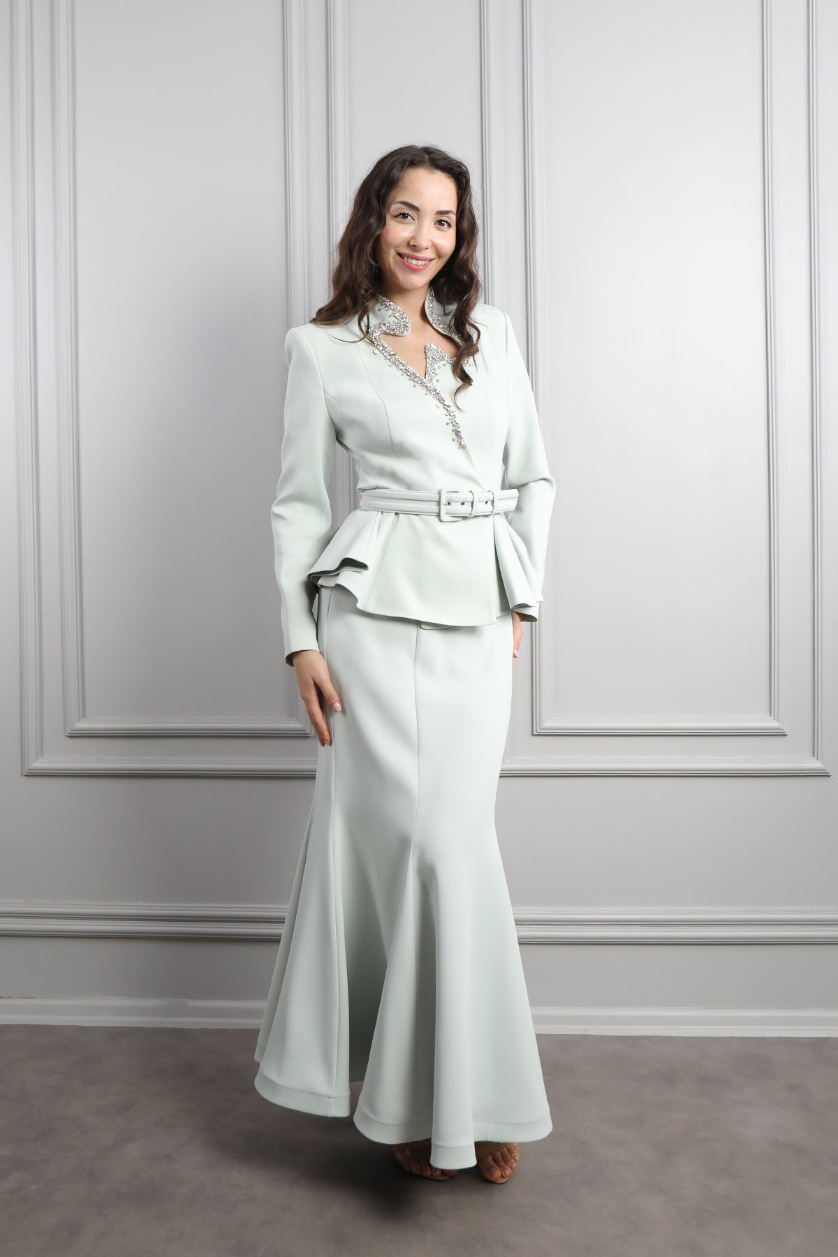 طقم تنورة وجاكيت بتطريزات كريستالية وحزام عالخصر -نعناعي