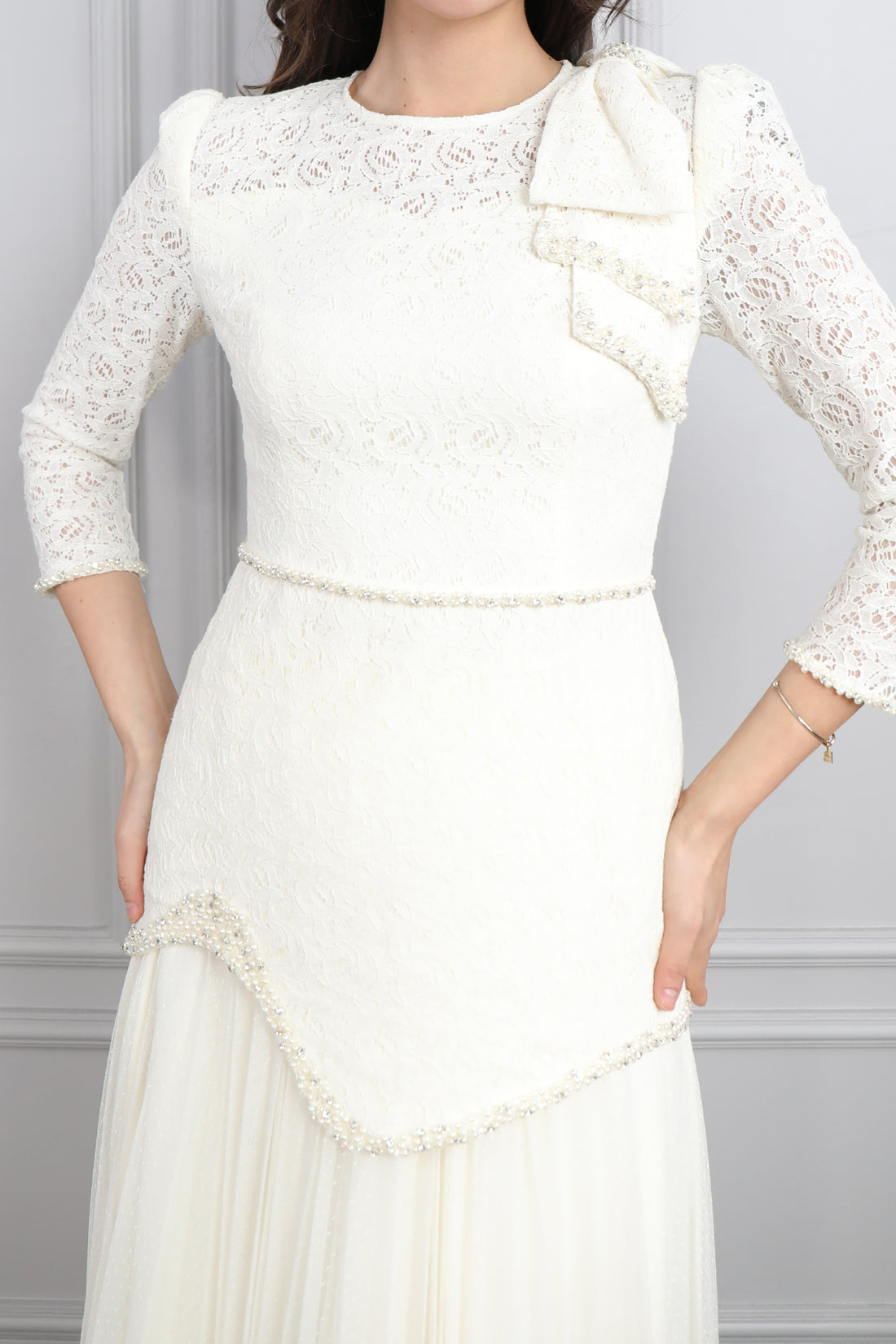 طقم تنورة بتفاصيل دانتيل بفيونكة عالكتف وتطريزات خرز ولؤلؤ -سكري