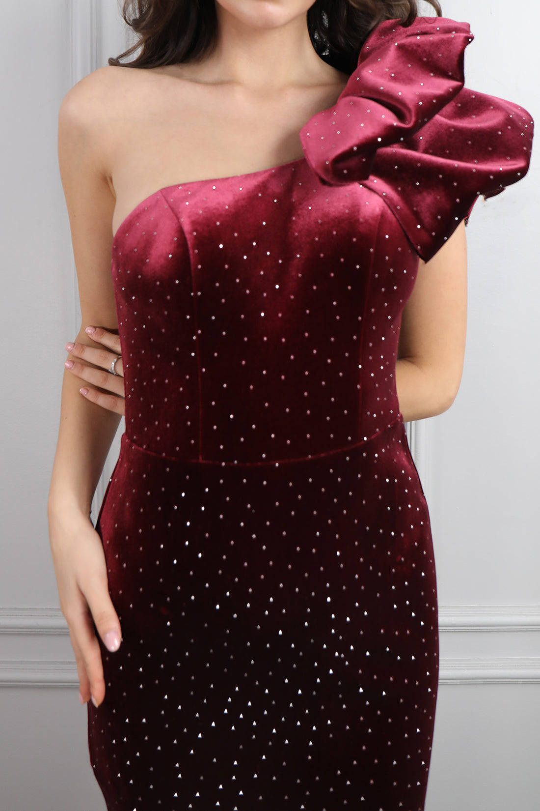 فستان سهرة ميدي مخملي بكتف واحد مطرز بالفصوص -عودي