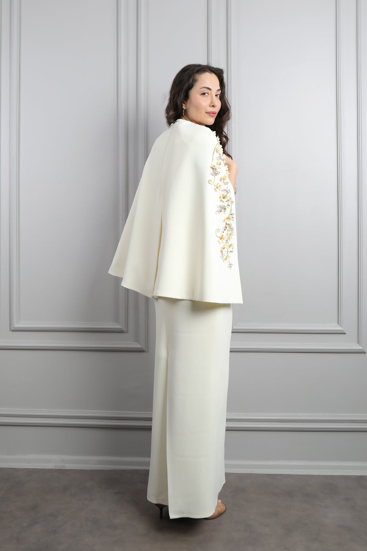 فستان سهرة بتفصيل كايب عالكتف بتطريزات كريستالية مقاس كبير -سكري