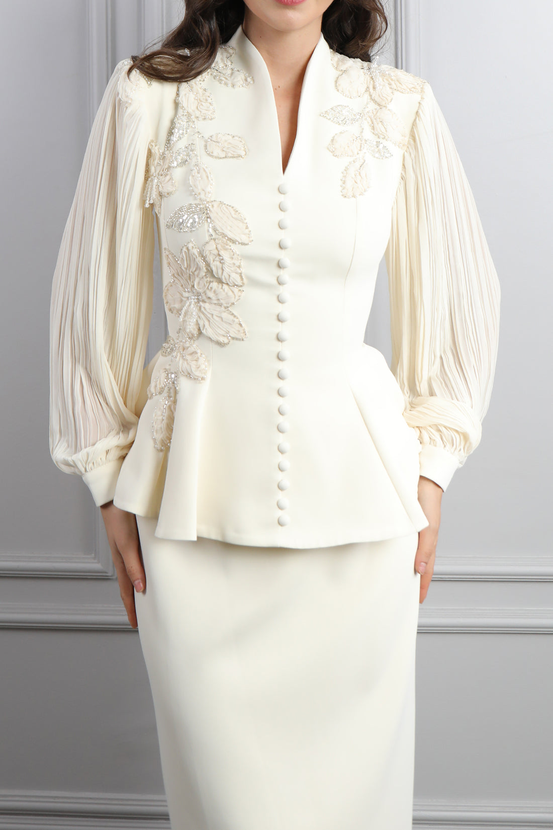 طقم تنورة مزين بتطريزات ورود وتفاصيل ازرار - سكري