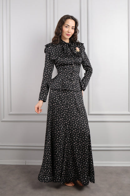 طقم تنورة وبلوزة ساتان مزخرف ورود بياقة تنربط -اسود