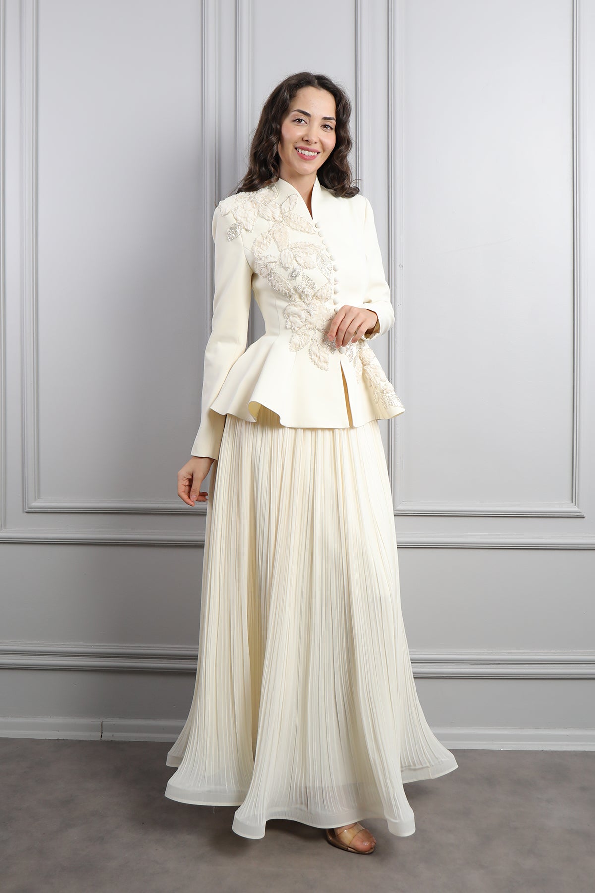 طقم تنورة بتكسيرات وجاكيت مزين بتطريزات خرزية ورود -سكري