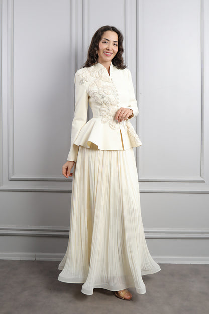 طقم تنورة بتكسيرات وجاكيت مزين بتطريزات خرزية ورود -سكري