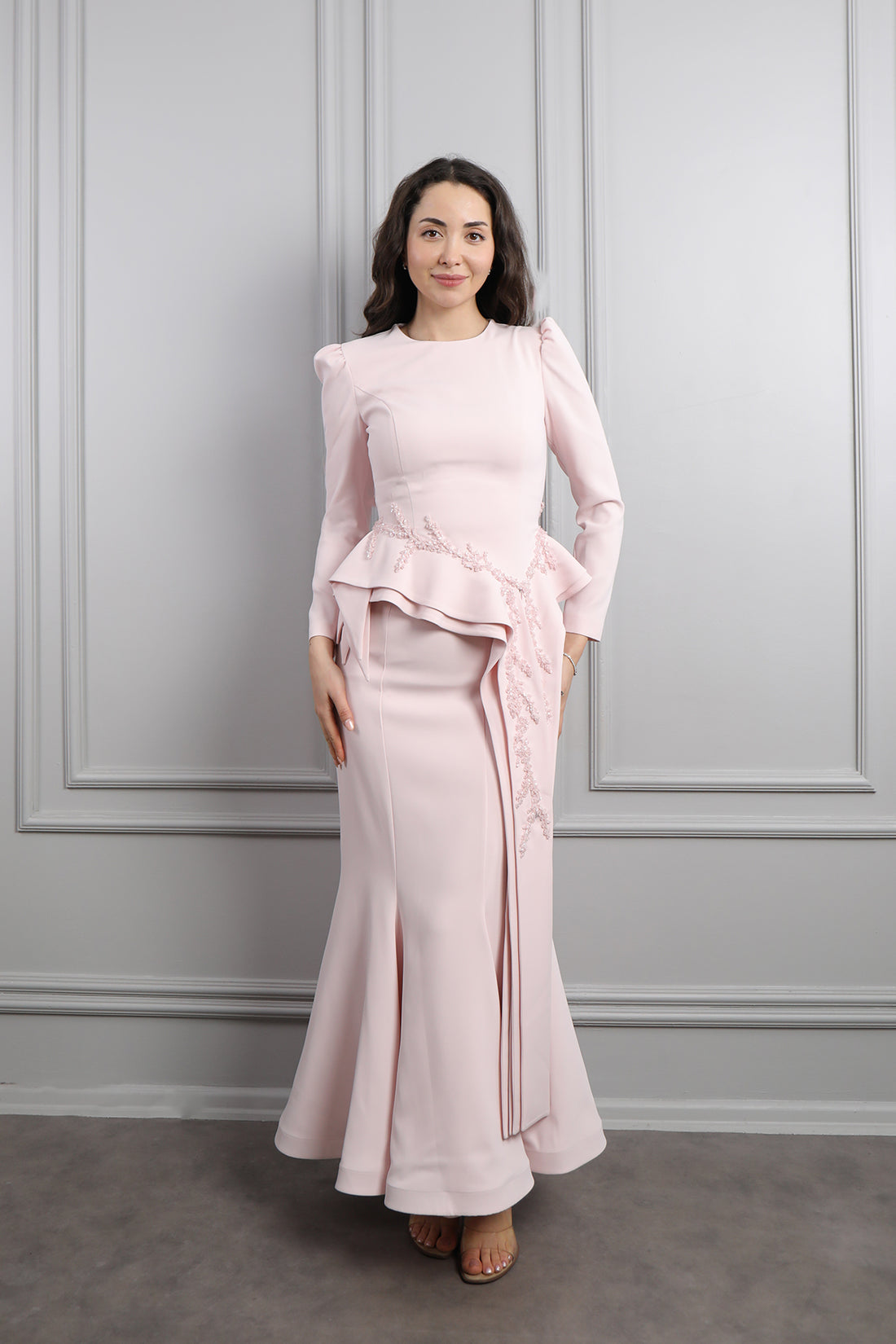 طقم تنورة وتوب مزين بالخرز بتفصيل ذيل من الخصر -بمبي