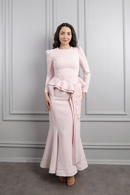 طقم تنورة وتوب مزين بالخرز بتفصيل ذيل من الخصر -بمبي