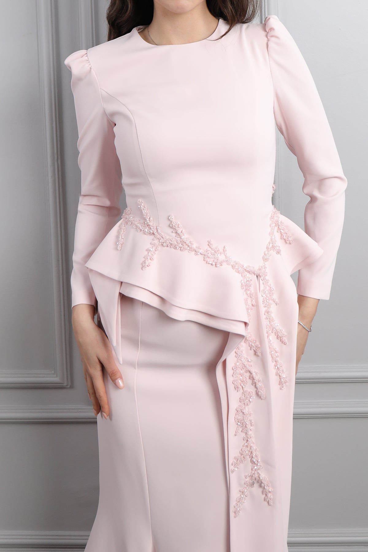 طقم تنورة وتوب مزين بالخرز بتفصيل ذيل من الخصر -بمبي