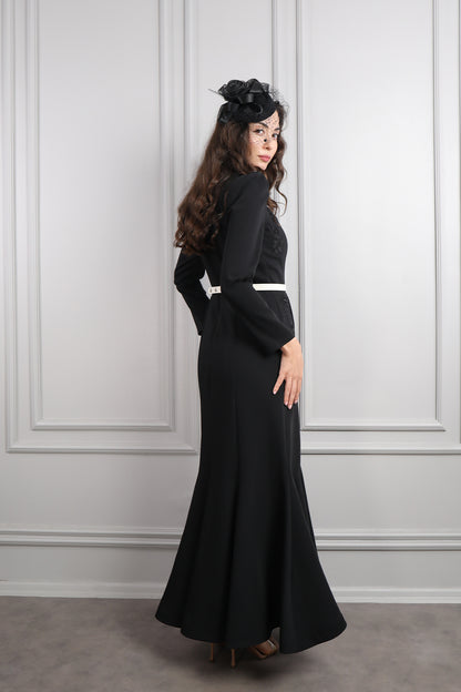 فستان بياقة مربعة بتطريزات عالاكتاف مع حزام اسود وزينة عالشعر -اسود