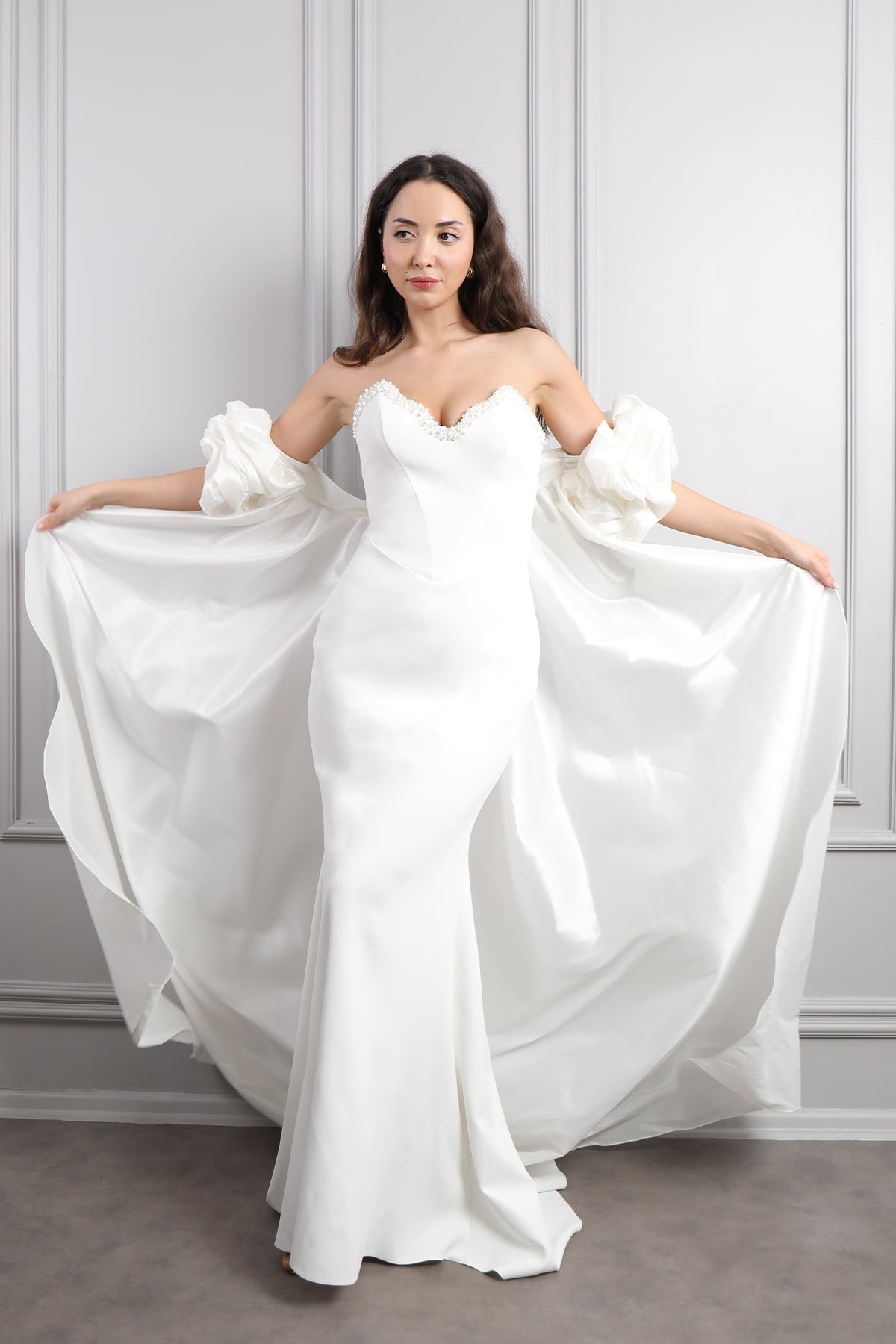 فستانى سهرة سترابلس بتطريزات خرزية وذيل طويل -ابيض