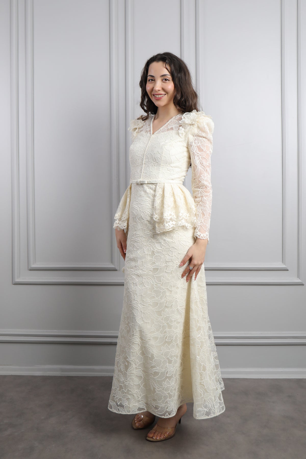 فستان دانتيل بزينة زهور عالاكتاف وتصميم كشكشة من الخصر -سكري