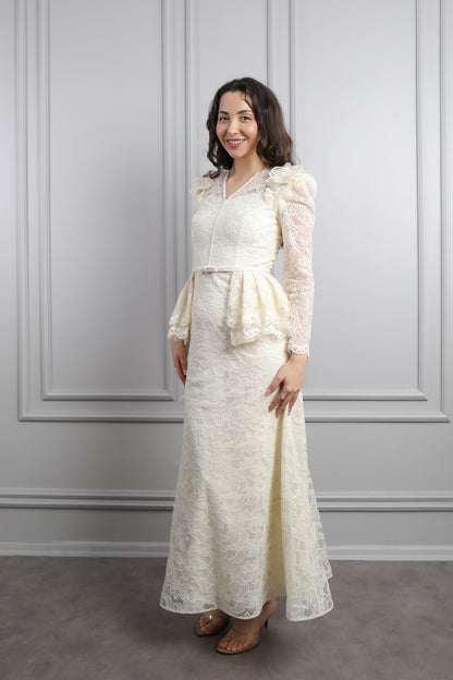 فستان دانتيل بزينة زهور عالاكتاف وتصميم كشكشة من الخصر -سكري