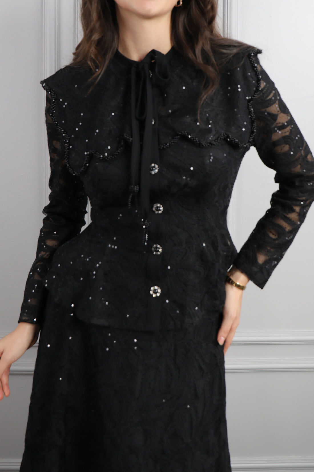 طقم تنورة وجاكيت بياقة اطفال بتطريز ورود -اسود