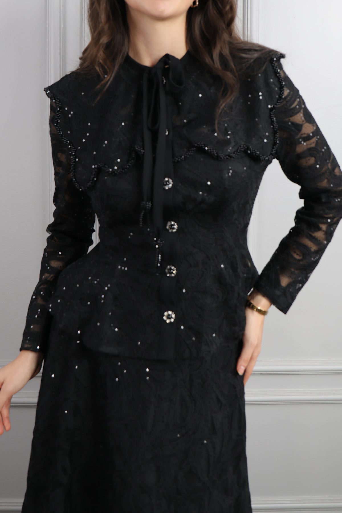 طقم تنورة وجاكيت بياقة اطفال بتطريز ورود -اسود