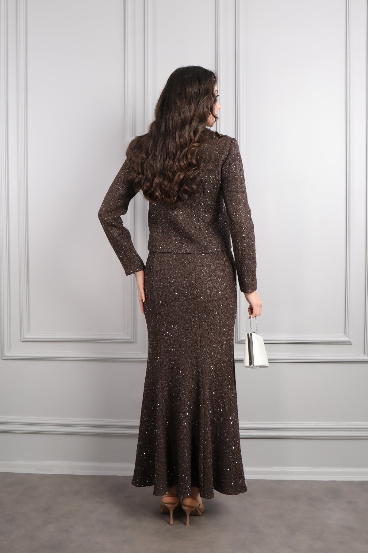 طقم تنورة وجاكيت بياقة تنربط مزين باللؤلؤ مع اكسسوار شنطة -بني