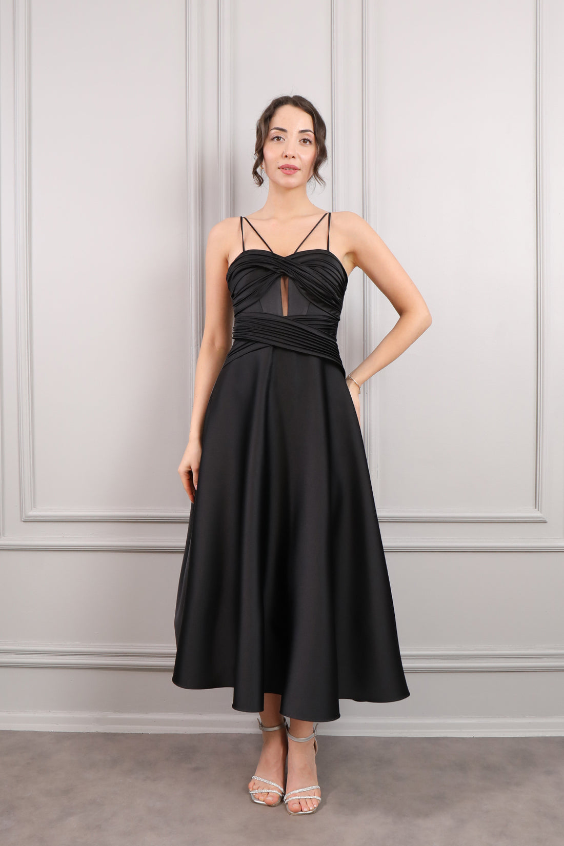 فستان سهرة ميدي بحمالات رفيعة وتفاصيل طبقات -اسود