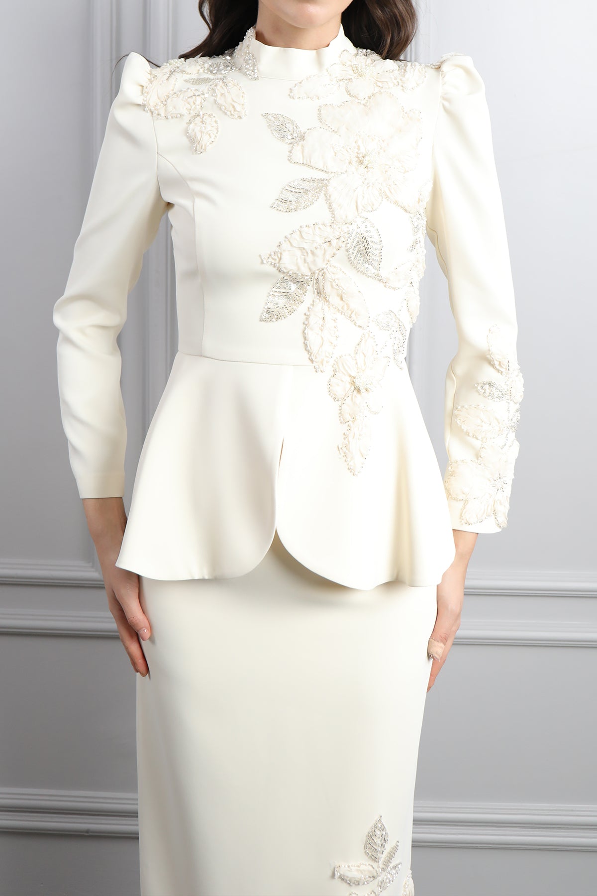 طقم تنورة مزين بتطريزات ورود -سكري