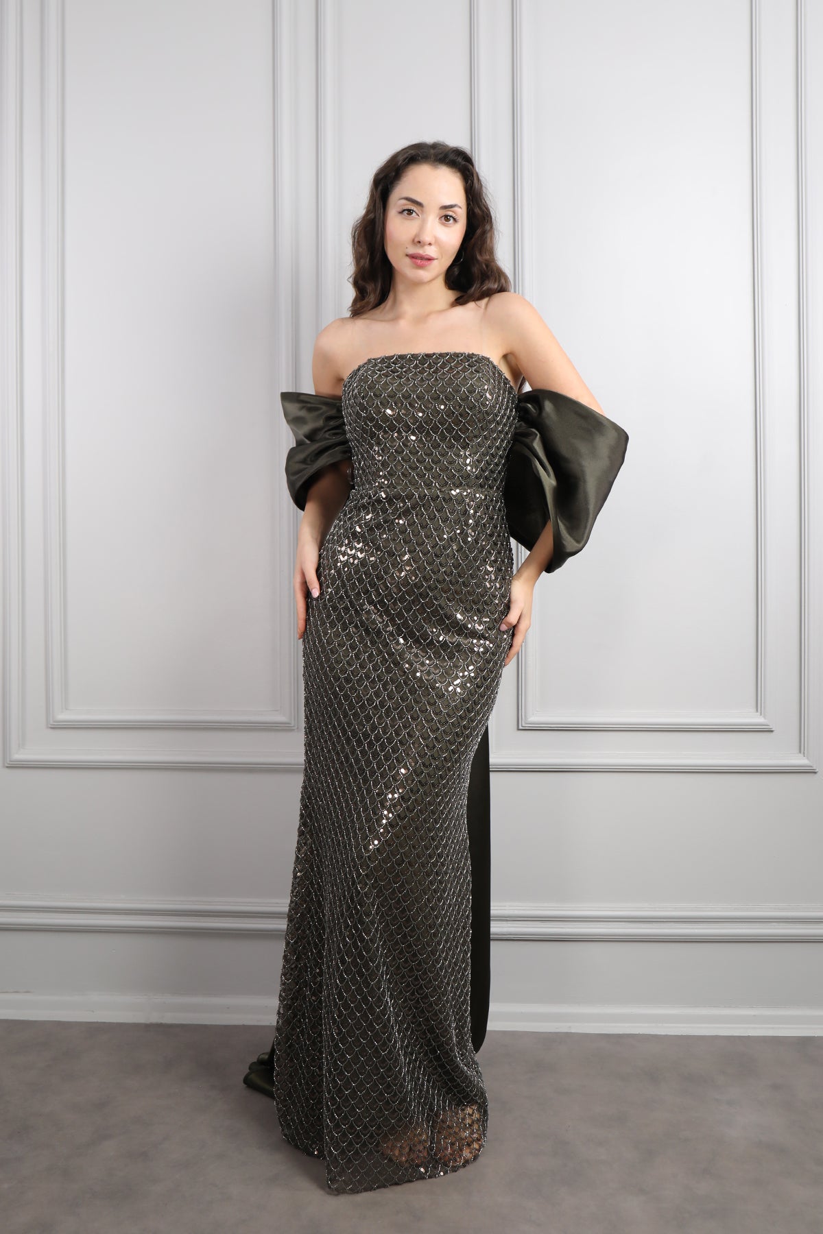 فستان سهرة سترابلس مطرز بالكامل باكمام متصلة بالذيل -زيتي