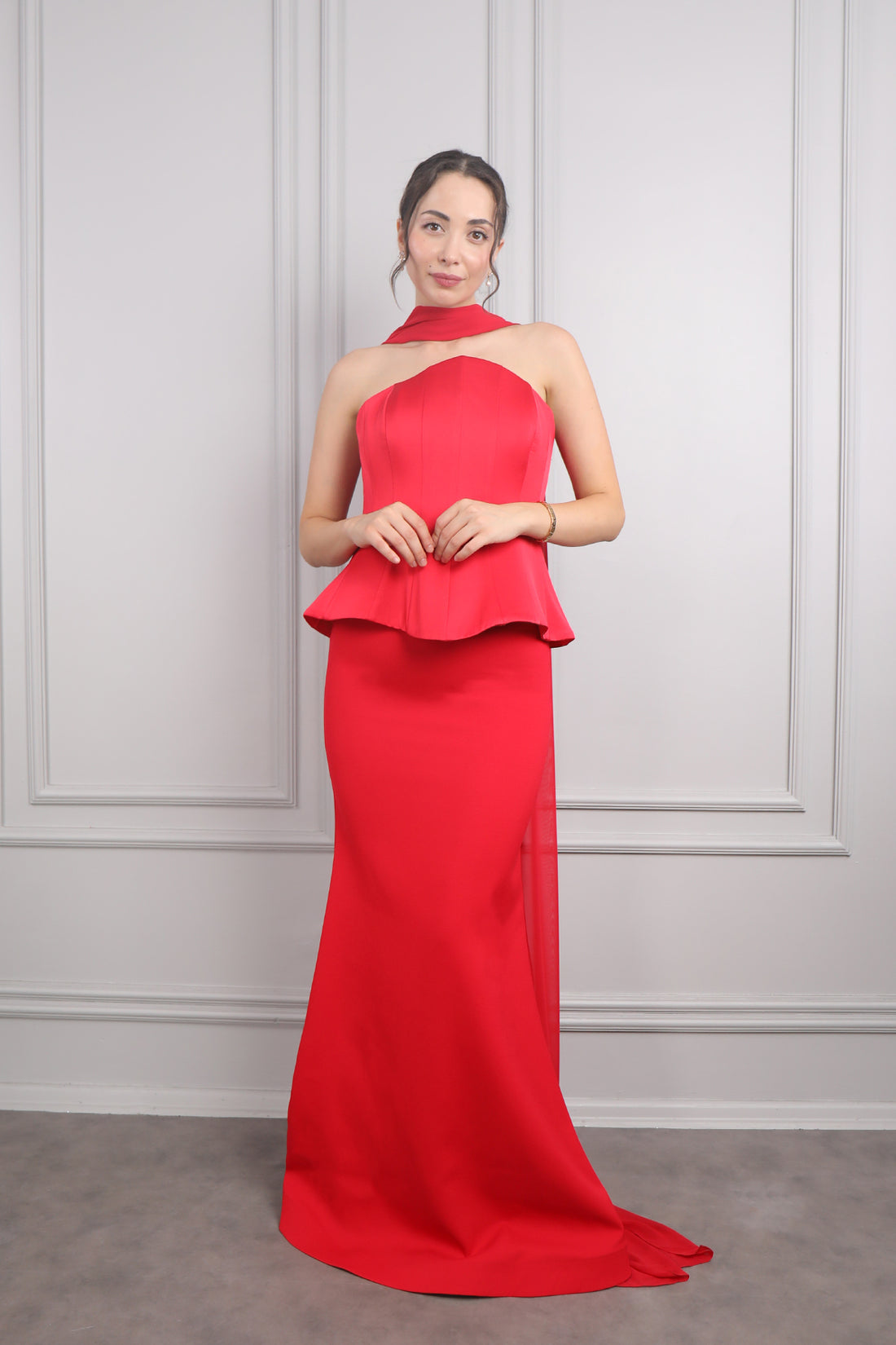 فستان سهرة سترابلس بقصّة سمكة و وشاح عالعنق -احمر