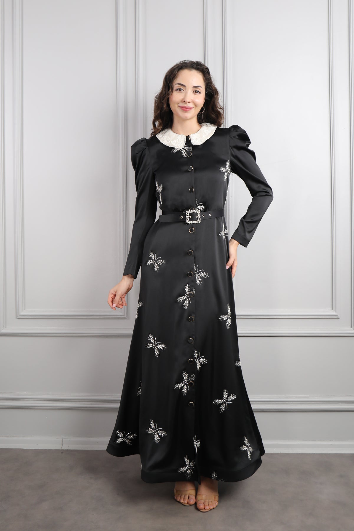 فستان ساتان بتطريزات خرزية وحزام عالخصر -اسود