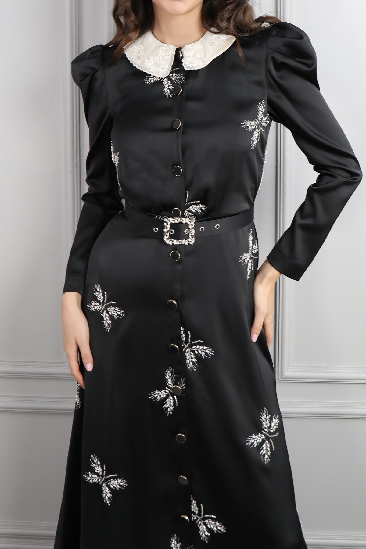 فستان ساتان بتطريزات خرزية وحزام عالخصر -اسود