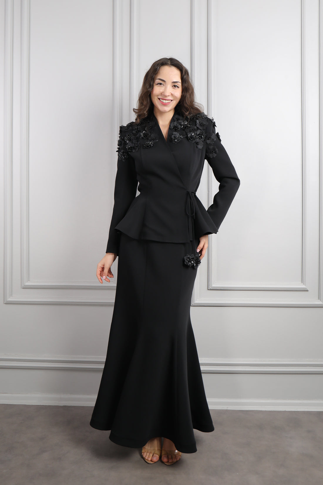 طقم تنورة وجاكيت مزين بالورود مع حزام -اسود