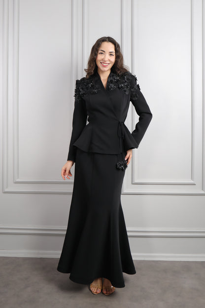 طقم تنورة وجاكيت مزين بالورود مع حزام -اسود