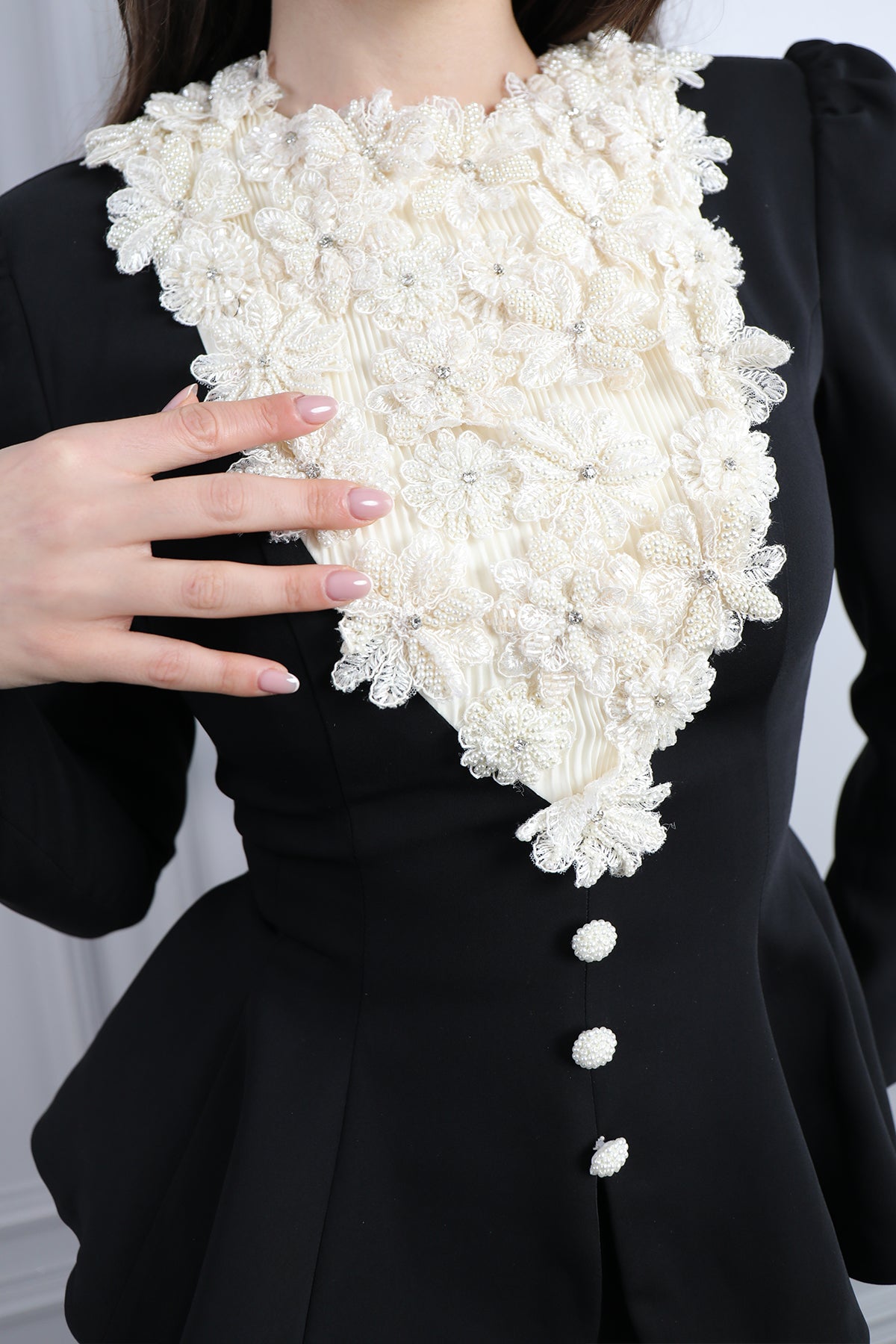 طقم تنورة وتوب رسمي مزين بالورود في الياقة -اسود