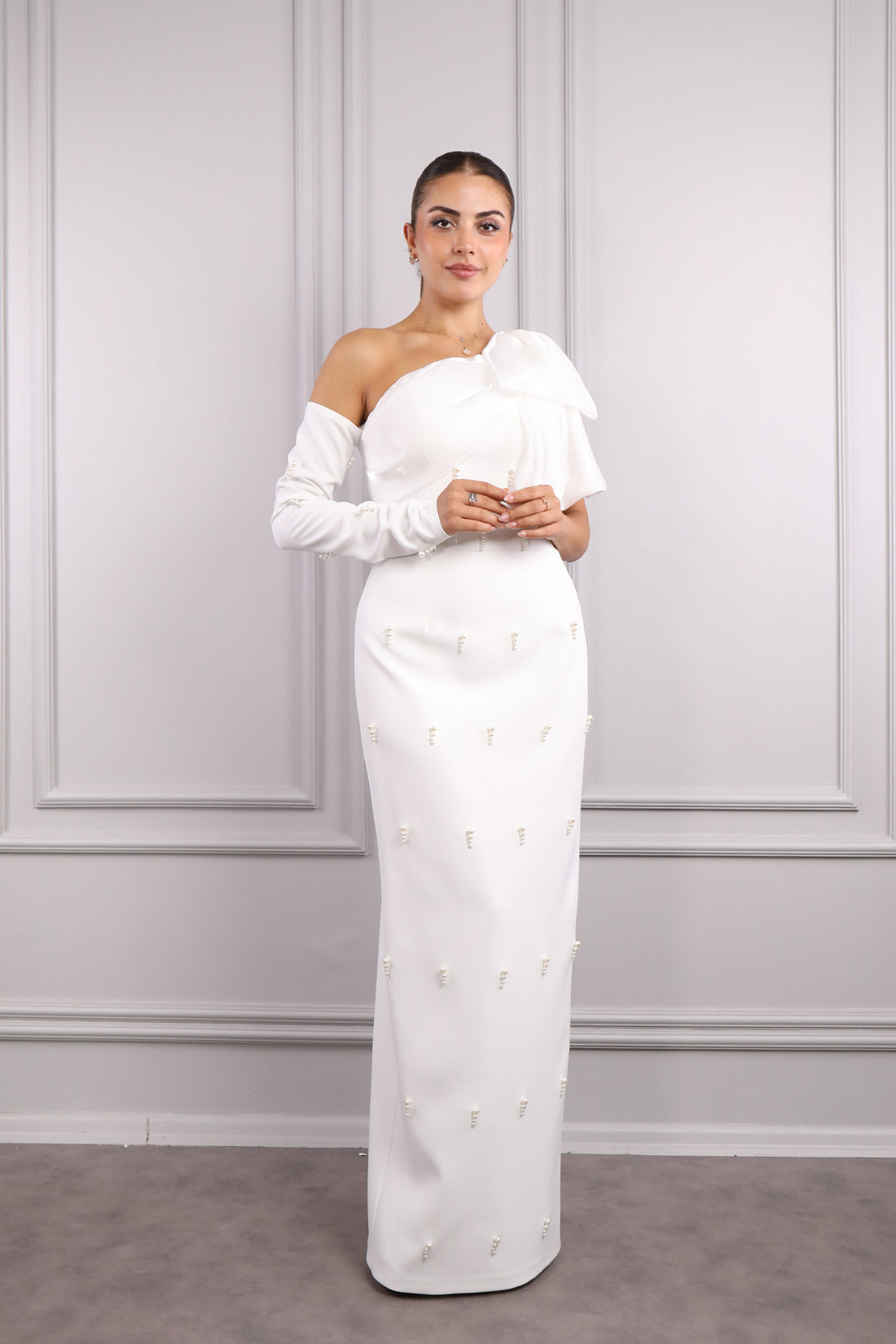 فستان سهرة بأكمام متحركة مع تفاصيل على الكتف الواحد وتطريز باللؤلؤ -سكري