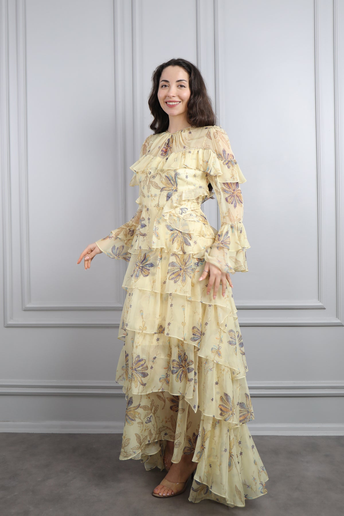 فستان شيفون بتفاصيل كشكشة منقوش بورود مقاس كبير -اصفر