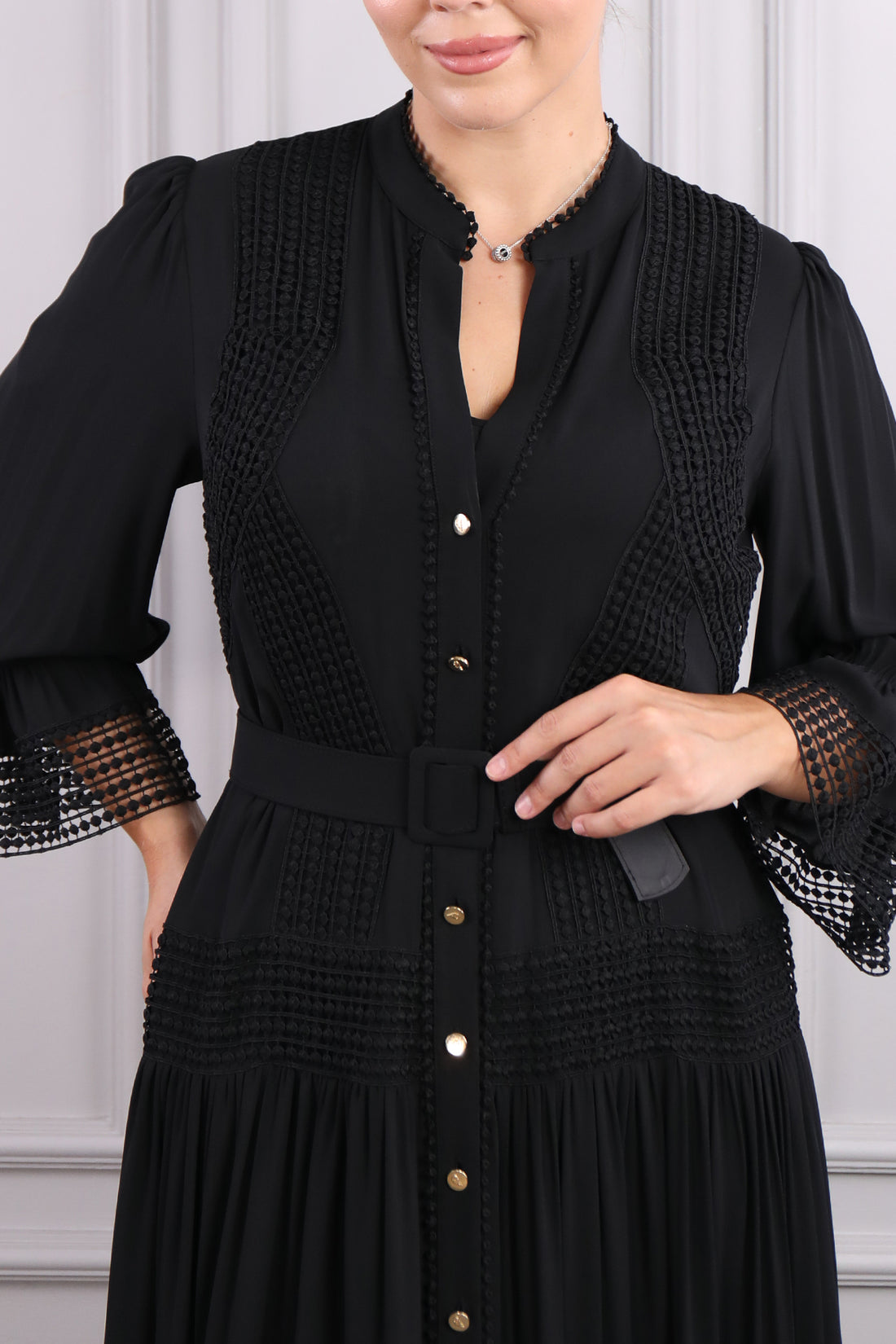 فستان ميدي مقاس كبير مع حزام على الخصر وتفاصيل أزرار في الأمام -اسود