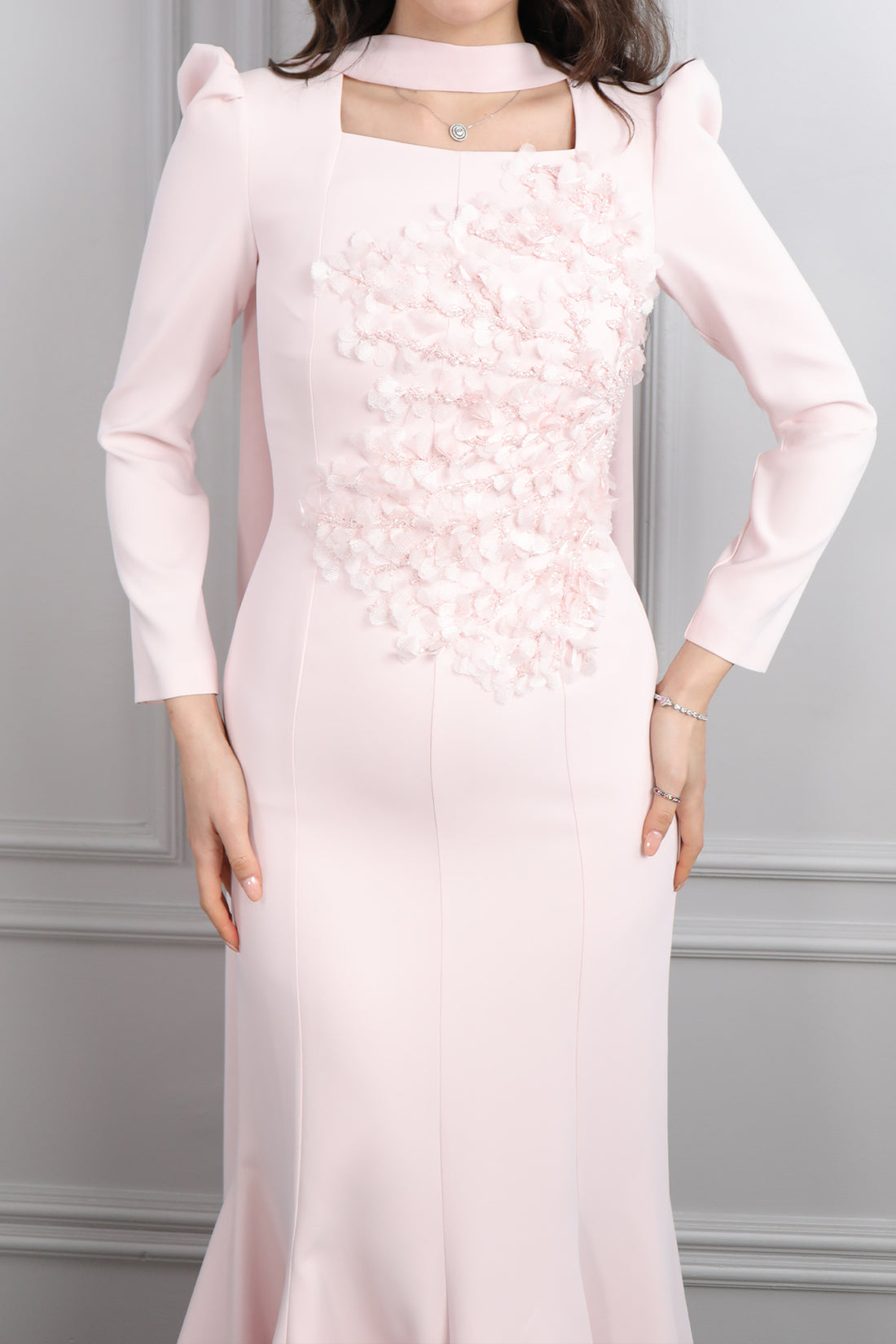 فستان بتصميم سمكي بياقة مربعة بتطريزات ورود مع شال -بمبي