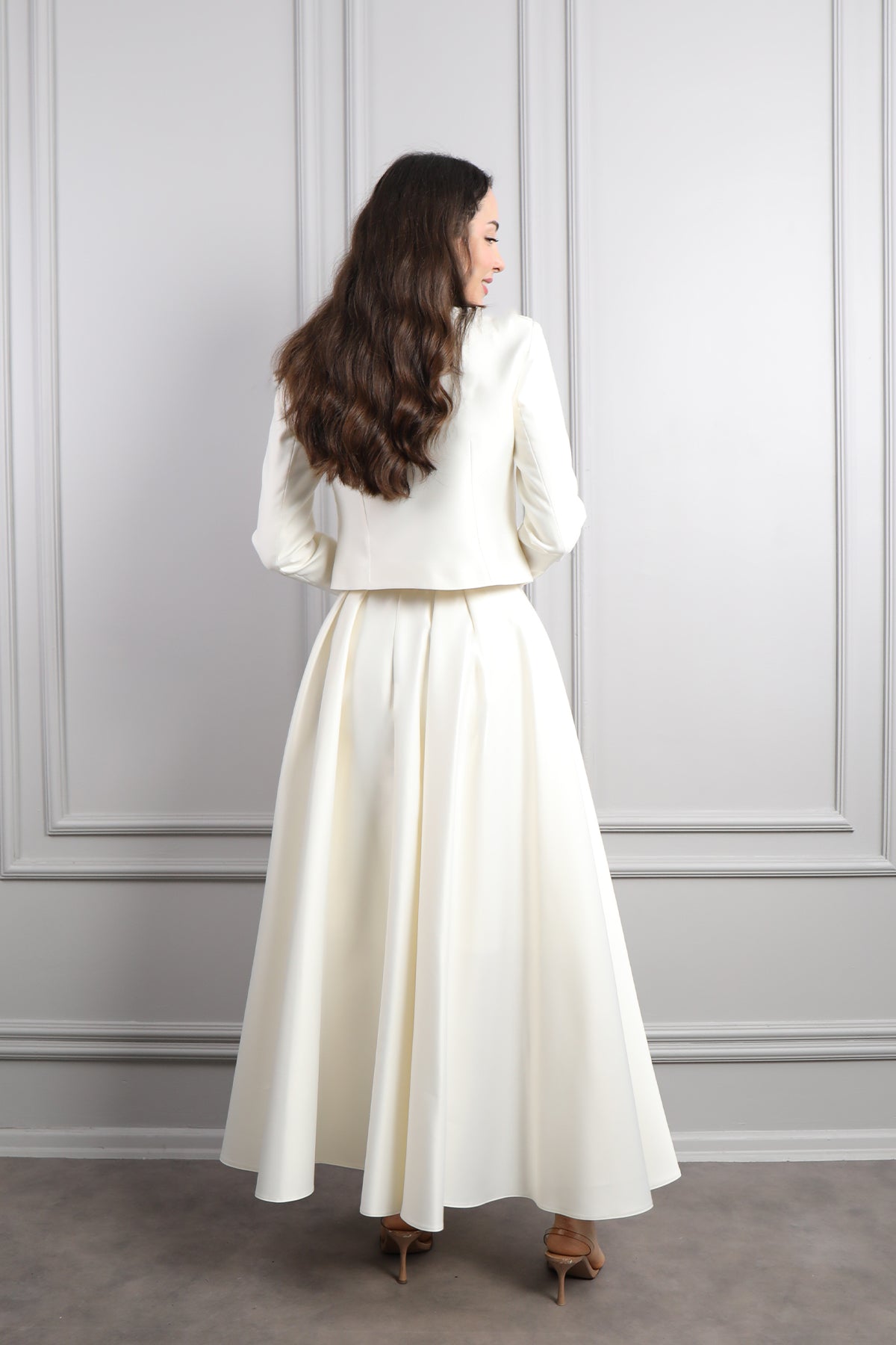 طقم تنورة وجاكيت بتطريزات خرزية -بمبي