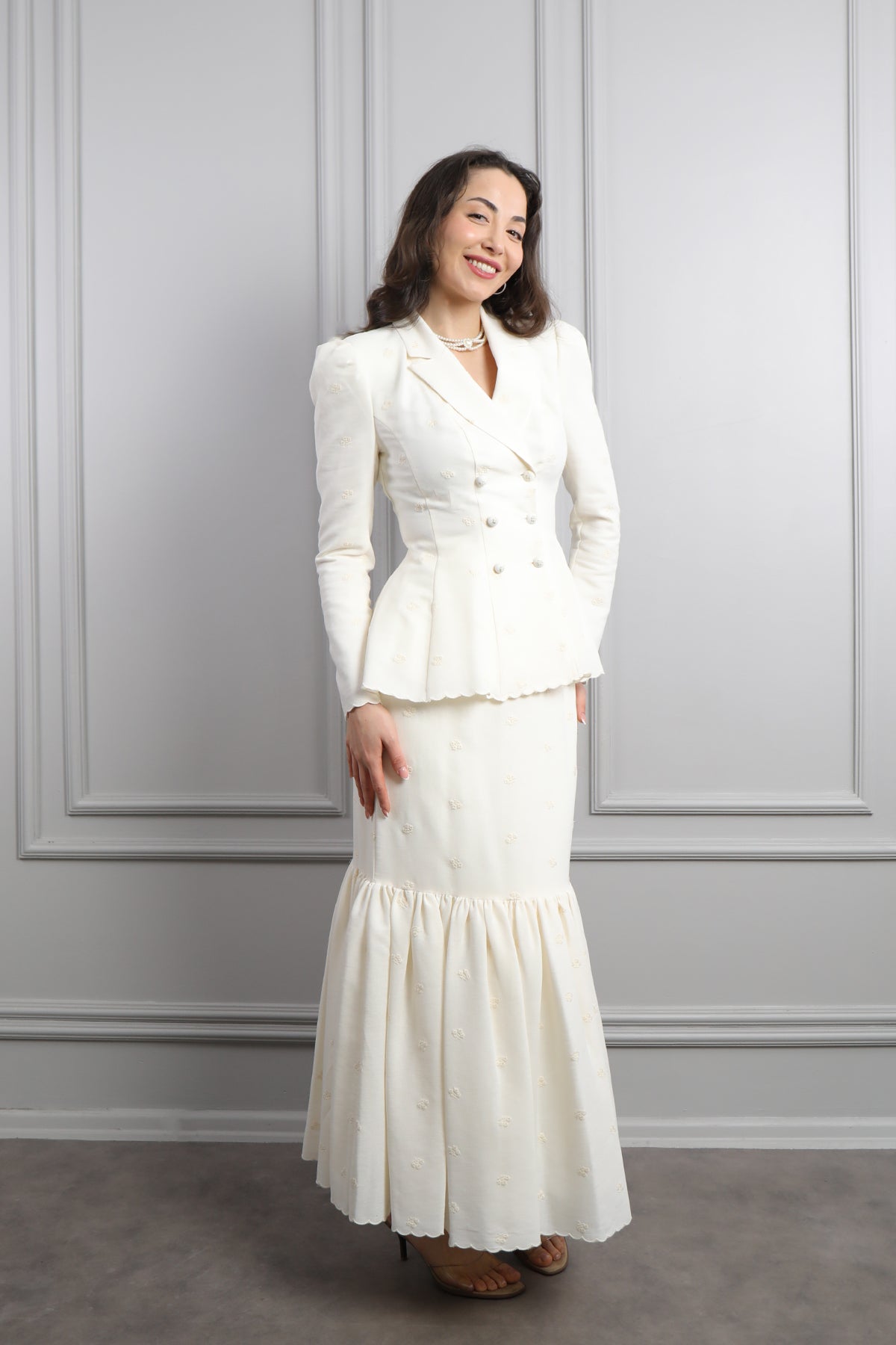 طقم تنورة وجاكيت مزين بتطريزات زهور وسلسال -سكري